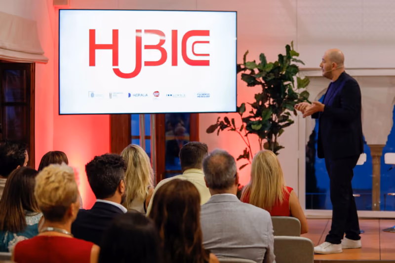 Daniele Palumbo sul palco durante una conferenza all’HUBICC di Granada, con il pubblico di spalle