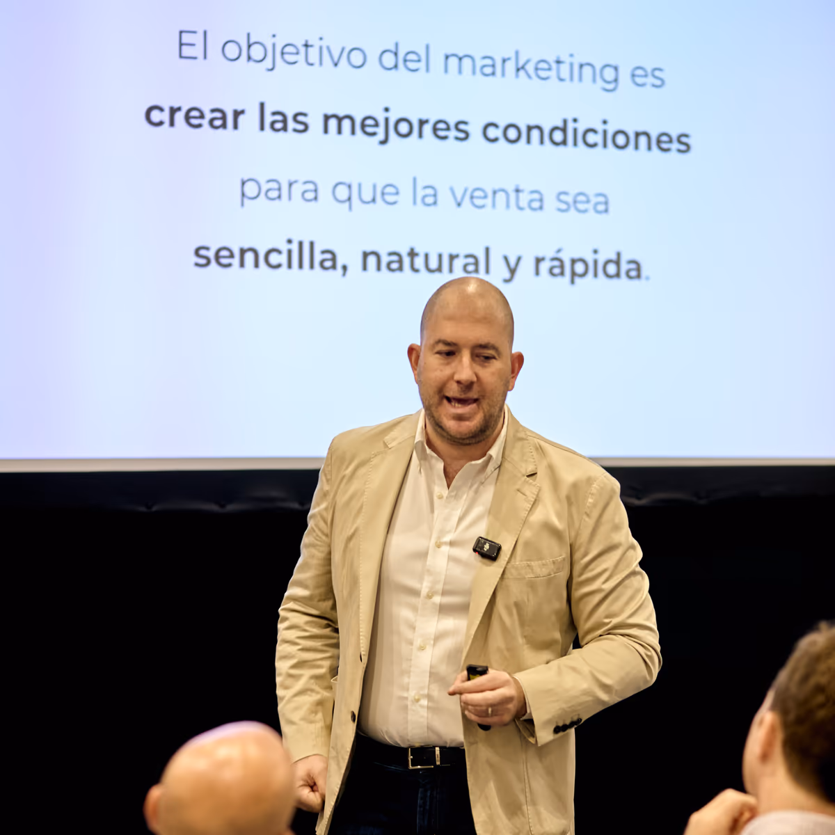 Daniele Palumbo durante un intervento; alle sue spalle, la frase: l’obiettivo del marketing è creare le condizioni migliori perché la vendita sia semplice, naturale e rapida