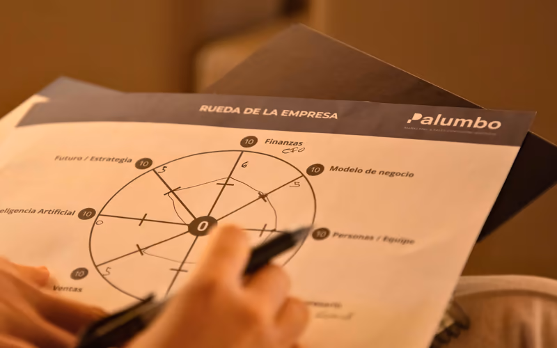 Un partecipante compila la scheda «Ruota dell’azienda» durante un workshop