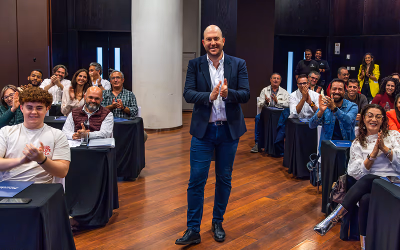 Daniele Palumbo riceve l’applauso dei partecipanti all’evento Ventas sin límites